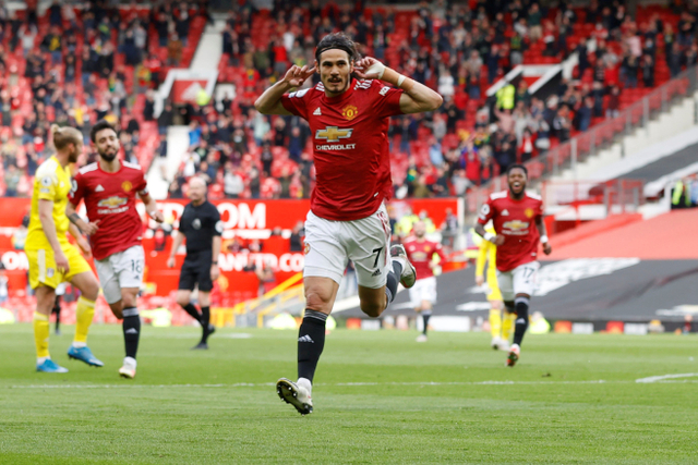 Selebrasi pemain Manchester United Edinson Cavani usai mencetak gol ke gawang Fulham pada pertandingan lanjutan Premier League di Old Trafford, Manchester, Inggris. Foto: Phil Noble/REUTERS