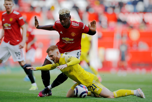 Pemain Manchester United Paul Pogba berebut bola dengan pemain Fulham pada pertandingan lanjutan Premier League di Old Trafford, Manchester, Inggris. Foto: Phil Noble/REUTERS