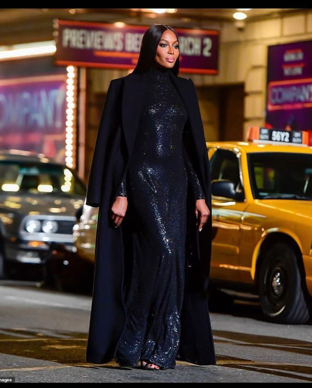 Penampilan Naomi Campbell di fashion show Michael Kors April lalu. Foto: Instagram/@naomi