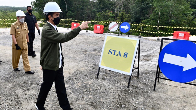 Presiden Joko Widodo meninjau proyek pembangunan jalan tol Pekanbaru Padang, ruas Pekanbaru Bangkinang, di Kecamatan Tambang, Kabupaten Kampar, Rabu (19/5). Foto: Dok. Agus Suparto
