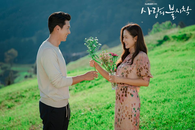 Son Ye Jin dan Hyun Bin Dalam Drama Crash Landing on You Foto: Soompi