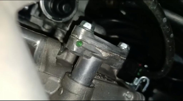 Air radiator di Honda PCX 160 rembes lewat komponen waterpump. Foto: Abdul Rahmad