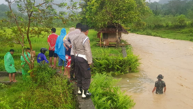 Polisi dan warga melakukan pencarian terhadap bocah 5 tahun yang diduga hilang terseret arus saat main hujan. Foto: Dok. Istimewa/SulbarKini