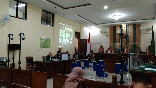 Saat JPU KPK membacakan tuntutan terdakwa suap fee proyek Pemkab Lampung Selatan, Rabu (19/5). | Foto : Bella Sardio/ Lampung Geh