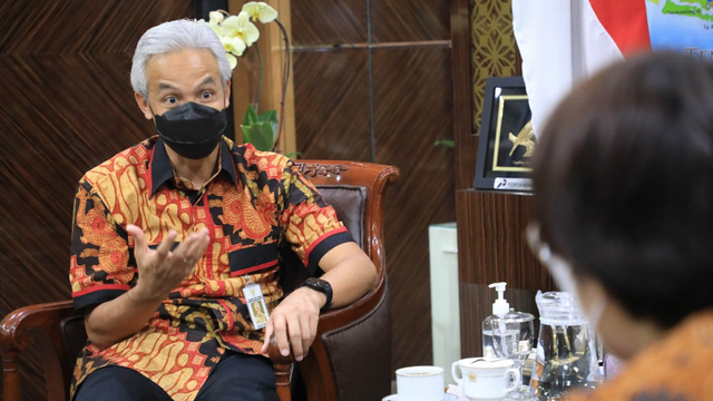 Gubernur Jateng, Ganjar Pranowo berbincang dengan Duta Besar Korea Selatan untuk Indonesia, H.E. Mr.Park Tae Sung saat berkunjung ke kantor Pemprov Jateng (19/5). Foto: Dok. Pemprov Jateng