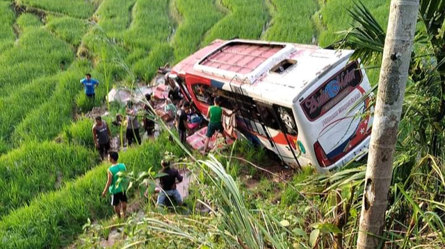 Kecelakaan Bus di jalan lintas daerah Marambuang Nagari Simpang, Kecamatan Simpati, Kabupaten Pasaman, pagi ini, Rabu 19 Mei 2021. Foto: ist