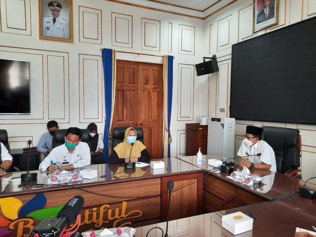 Mawar (nama disamarkan, red) guru TK yang terlilit pinjaman online, saat bertemu dengan wali kota Malang Sutiaji. foto: Feni Yusnia
