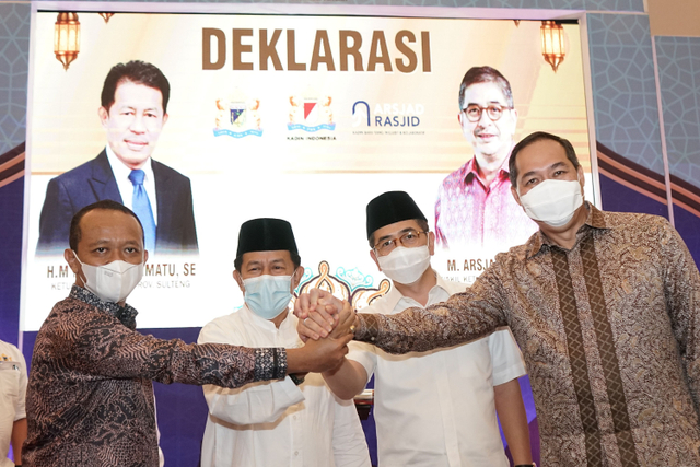 Deklarasi dukungan calon Ketua Umum Kadin Indonesia 2021-2026, Arsjad Rasjid di Hotel Santika, Palu, Sulawesi Tenggara, Rabu, (19/5), yang dihadiri oleh Menteri Investasi Bahlil Lahadalia dan Mendag M Lutfi.  Foto: Kadin Sulawesi Tengah