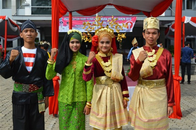 Pemakaian beberapa pakaian adat dari daftar pakaian adat lengkap Indonesia. Sumber: Kemenag Sumatera Selatan