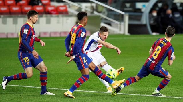 Pemain Eibar Damian Kadzior menendang ke arah gawang FC Barcelona pada pertandingan Liga Spanyol di Camp Nou, Barcelona, Spanyol. (Foto: Albert Gea/REUTERS)