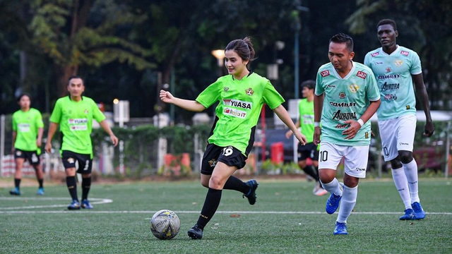 Aksi Femila Sinukaban ketika bermain sepak bola dengan Selebritis FC. (Foto: Instagram @femilasinukaban)
