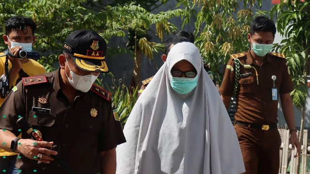 Terpidana kasus korupsi kredit fiktif di Bank Sulselbar cabang Pasangkayu, Ani, saat ditangkap Tim Tabur Kejati Sulbar. Foto: Dok. Kejati Sulbar 