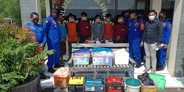 Jajaran Satpolairud Polres Indramayu menunjukkan barang bukti bahan peledak dan lainnya yang diamankan dari nelayan di perairan Indramayu. (Tomi Indra)