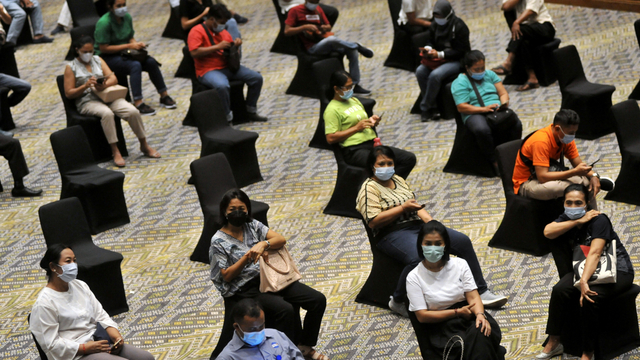 Pekerja sektor pariwisata menjalani observasi usai disuntik vaksin corona di Nusa Dua, Badung, Bali, Kamis (20/5/2021). Foto: Fikri Yusuf/ANTARA FOTO