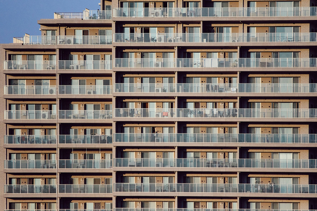 https://pixabay.com/id/photos/jepang-bangunan-tinggi-apartemen-5751965/