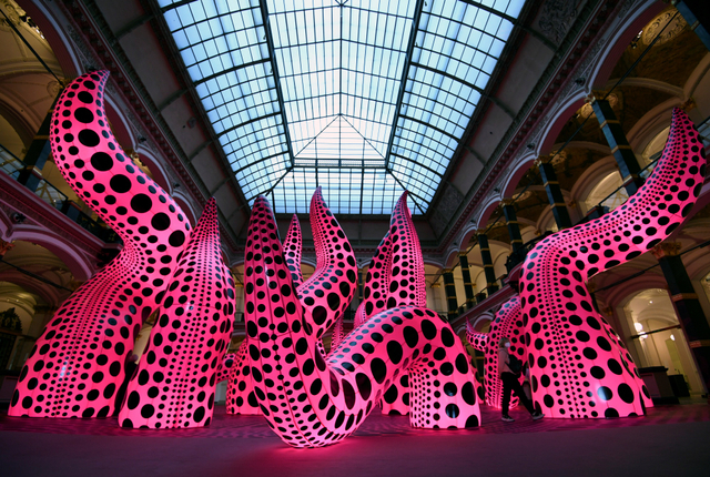 Instalasi seni Yayoi Kusama di Berlin. Foto: REUTERS/Annegret Hilse