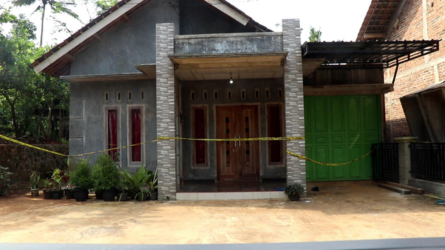 Rumah ALH, anak di Temanggung yang tewas diruwat dipasangi garis polisi. Foto: ari/Tugu Jogja
