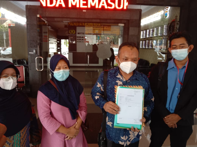 Guru TK, S, didampingi kuasa hukumnya Slamet Yuono, usai melapor ke Polresta Malang Kota. foto: Sholeh