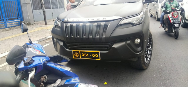 Ilustrasi mobil dengan pelat nomor dinas palsu. Foto: Dok. Istimewa