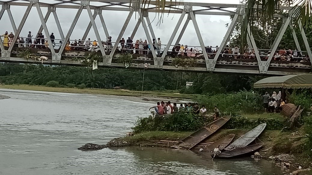 Warga melihat proses pencarian anak yang terseret arus sungai. Foto: warga untuk acehkini