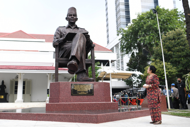Presiden RI ke-5 Megawati Soekarnoputri berdiri di depan patung Bung Karno usai diresmikan di halaman Gedung Lembaga Ketahanan Nasional (Lemhanas), Jakarta, Kamis (20/5).  Foto: Hafidz Mubarak A/ANTARA FOTO