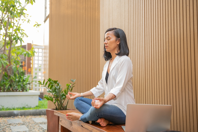 Ilustrasi Pose Yoga bagi Pemula (Dok. Freepik/jcomp)