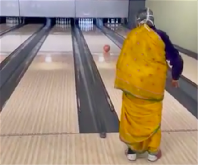 Viral, Nenek yang Jago Main Boling Meski Memakai Pakaian Adat India