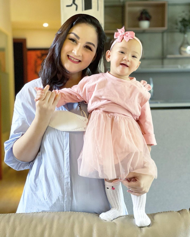 Mona Ratuliu dan anaknya, Numa Kumala Srikandi. Foto: Instagram/@monaratuliu