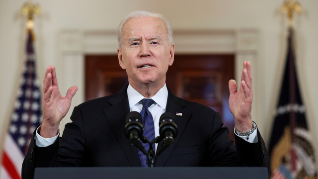 Presiden AS Joe Biden menyampaikan pernyataan di Cross Hall di Gedung Putih di Washington, AS, Kamis (20/5). Foto: Jonathan Ernst/REUTERS