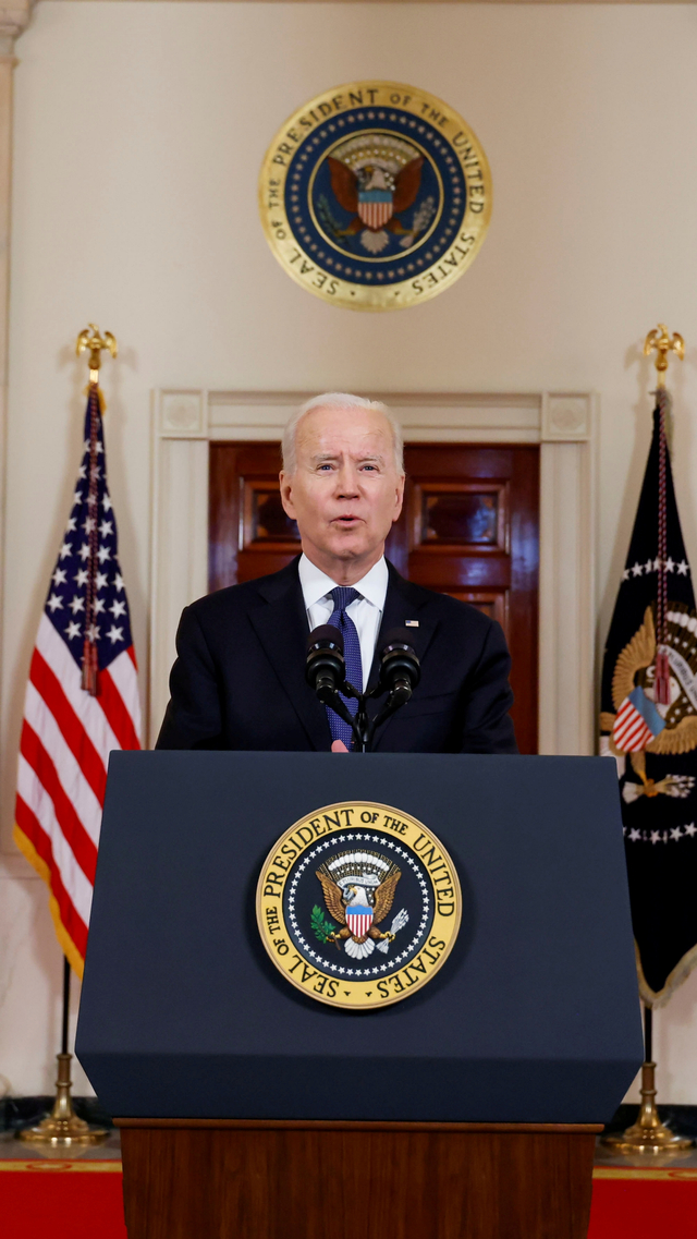Presiden AS Joe Biden menyampaikan pernyataan di Cross Hall di Gedung Putih di Washington, AS, Kamis (20/5). Foto: Jonathan Ernst/REUTERS