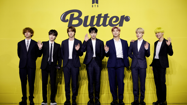 Anggota boy band K-pop BTS saat mempromosikan single baru mereka 'Butter' di Seoul, Korea Selatan, Jumat (21/5). Foto: Kim Hong-Ji/REUTERS