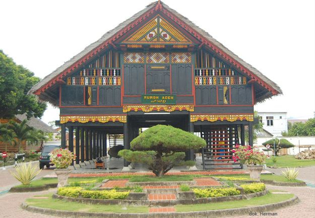 Bangunan rumah adat Aceh bernama Rumoh Aceh. Sumber: Kemdikbud