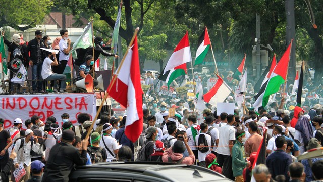 Orang-orang menghadiri protes terhadap Israel di luar kedutaan besar AS di Jakarta, Jumat (21/5). Foto: Ajeng Dinar Ulfiana/REUTERS