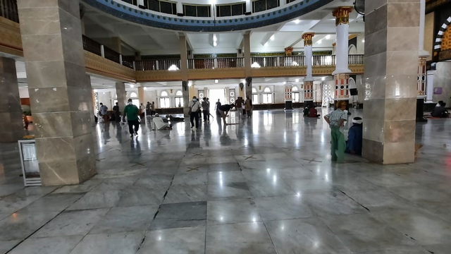 Salat Jumat di Masjid Agung An-nur Luwuk, Kabupaten Banggai Sulawesi Tengah, Jumat (21/5). Salat telah diizinkan di tengah masa pandemi COVID-19, tetapi dengan protokol kesehatan yang sangat ketat. Foto: Alisan/Tim PaluPoso