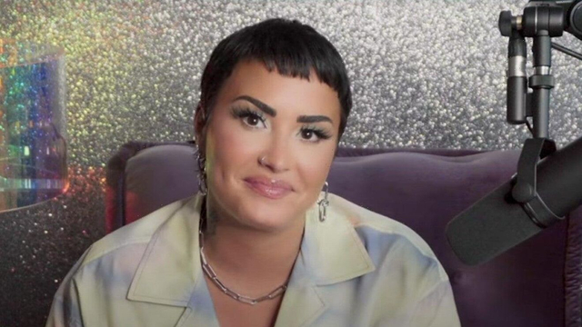 Demi Lovato pada episode pertama podcast 4D with Demi Lovato (sumber: www.youtube.com/channel/UCZkURf9tDolFOeuw_4RD7XQ)
