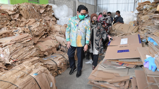 Menteri Desa, PDT, dan Transmigrasi Abdul Halim Iskandar mengunjungi BUMDes Kemudo Makmur, Desa Kemundo, Kecamatan Prambanan, Klaten, Jawa Tengah, Jumat (21/5).  Foto: Kemendes PDTT