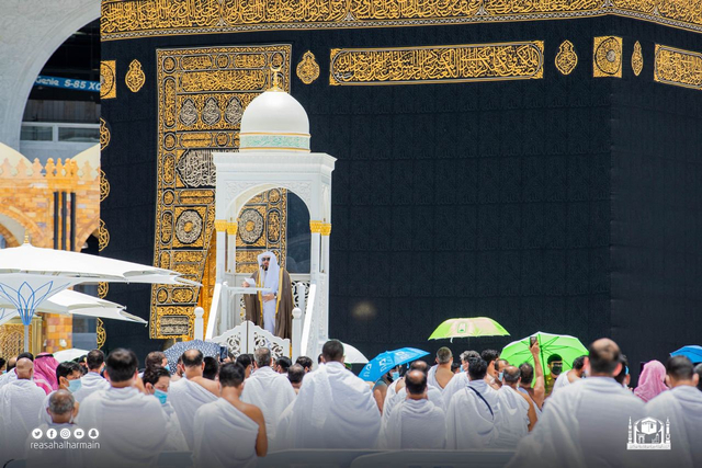 Syeikh Bandar Balela sedang menyampaikan khotbah salat Jumat di Masjidil Haram, Jumat (21/5).  Foto: Twitter/@ReasahAlharmain