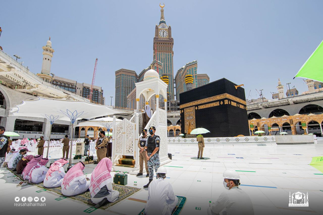 Aparat berjaga di mimbar tempat khatib menyampaikan khotbah salat Jumat di Masjidil Haram, Jumat (21/5/2021).  Foto: Twitter/@ReasahAlharmain