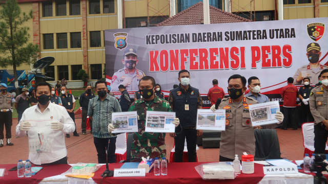 Kapolda Sumut Irjen Pol RZ Panca Putra saat memaparkan kasus penjualan vaksin secara ilegal di Kota Medan.  Foto: Rahmat Utomo/kumparan