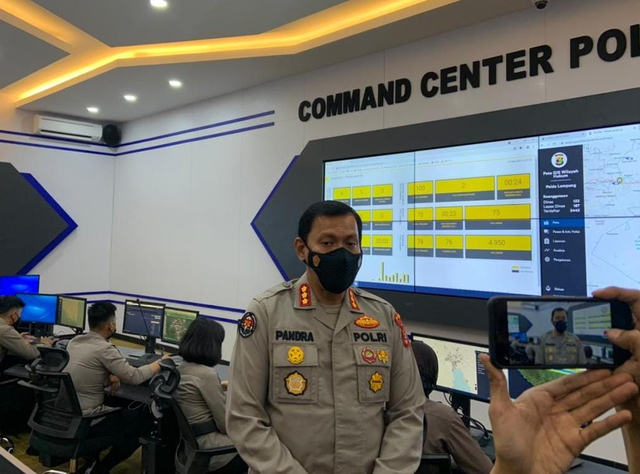 Kabid Humas Polda Lampung Kombes Pol Zahwani Pandra Arsyad saat diwawancarai awak media massa. | Foto : Ist