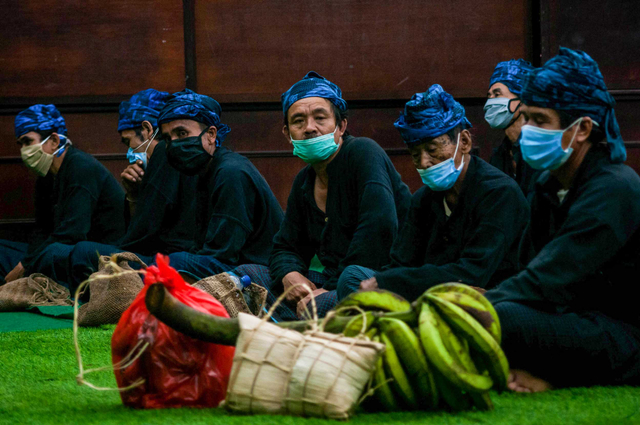 Warga Baduy mengikuti Tradisi Seba di Rangkasbitung, Lebak, Banten, Jumat (21/5/2021). Foto: Muhammad Bagus Khoirunas/ANTARA FOTO