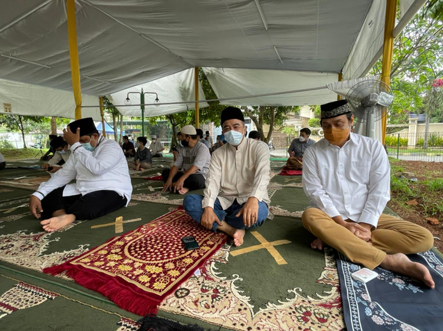 Dwiki Dharmawan Salat Jumat di tenda At Tabayyun. Foto: Dok: Ilham Bintang