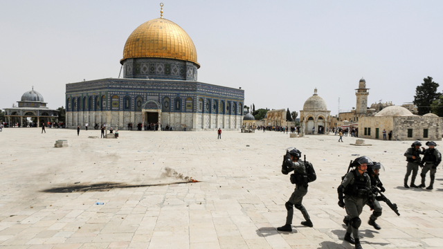 Keamanan Israel berdiri dalam posisi selama bentrokan dengan orang-orang Palestina di kompleks yang menampung Masjid Al-Aqsa, di Kota Tua Yerusalem, Jumat (21/5). Foto: Ammar Awad/REUTERS