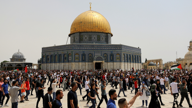 Orang-orang Palestina berjalan di kompleks yang menampung Masjid Al-Aqsa, di Kota Tua Yerusalem, Jumat (21/5). Foto: Ammar Awad/REUTERS