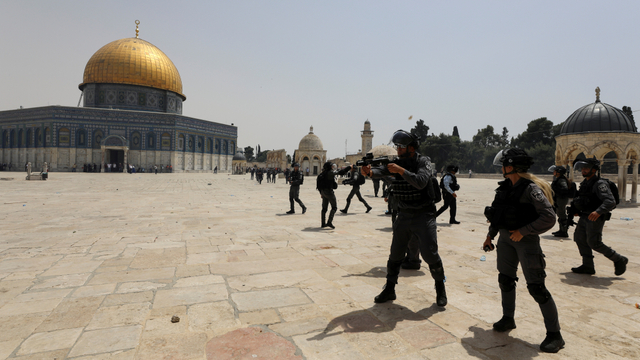 Keamanan Israel berdiri dalam posisi selama bentrokan dengan orang-orang Palestina di kompleks yang menampung Masjid Al-Aqsa, di Kota Tua Yerusalem, Jumat (21/5). Foto: Ammar Awad/REUTERS