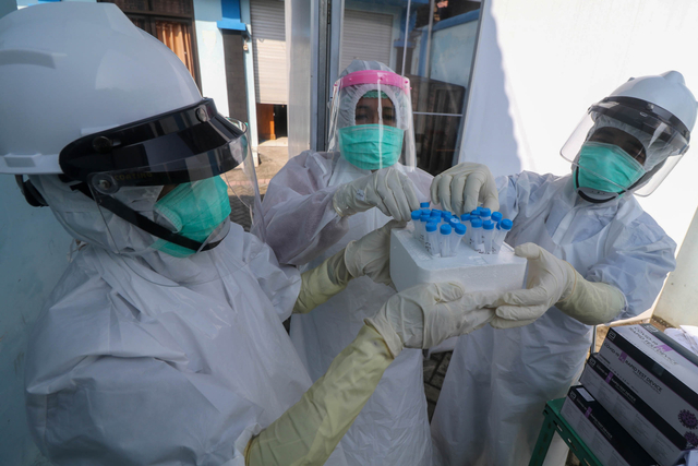 Petugas medis menyiapkan tabung berisi sampel lendir saat tes usap antigen kepada santri pondok pesantren Lirboyo di Puskesmas Pagu, Kediri, Jawa Timur, Sabtu (22/5/2021). Foto: Prasetia Fauzani/ANTARA FOTO