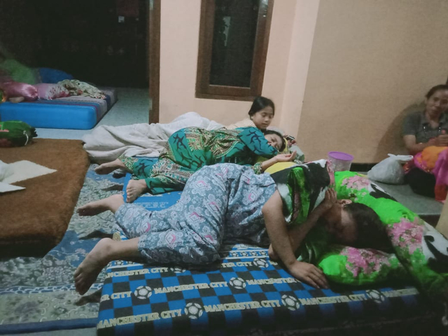 Warga Desa Majang Tengah memilih tidur di teras rumah. Foto: Rizal Adhi