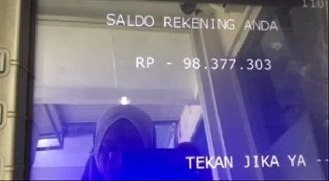 Viral saldo rekening milik seorang wanita bernama Rahmi Alfawa Zulwa minus Rp98 juta. (Foto: TikTok/@rahmiialfawazulfaa)