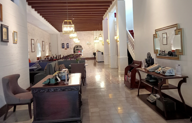 Selain arsitektur, kesan vintage juga terasa dari kursi, hiasan, serta lemari yang ada di lobi Kokoon Hotel Surabaya. Foto-foto: Masruroh/Basra