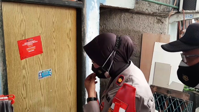 Kapolsek Cipayung, Kompol Tatik Suhartatik di RT 3 RW 3 Cilangkap, Sabtu (22/5). Foto: Dok. Istimewa